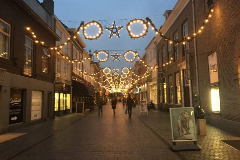 68% Nederlanders wantrouwt kortingen tijdens Black Friday. 68% Nederlanders wantrouwt kortingen tijdens Black Friday.