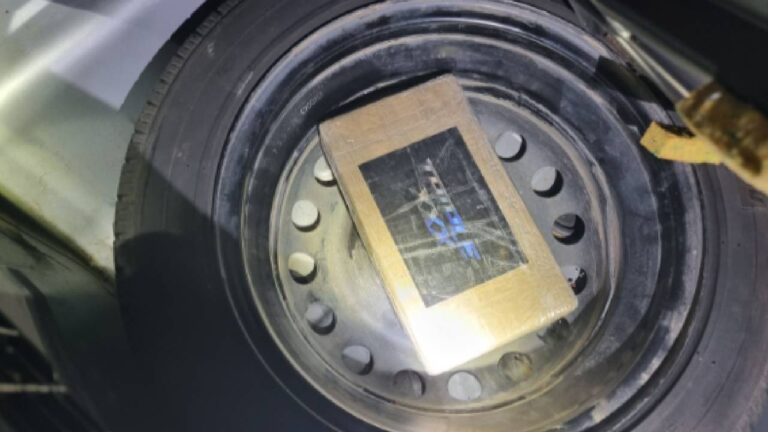 Coke ontdekt bij reservewiel, twee mannen (19) aangehouden Coke ontdekt bij reservewiel, twee mannen (19) aangehouden