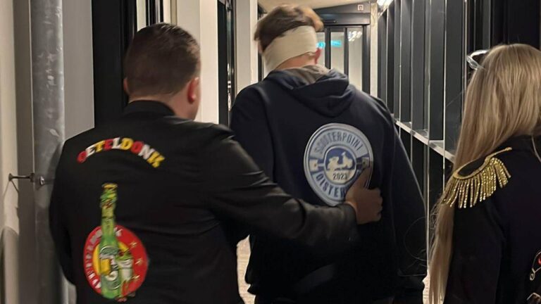 Man ernstig mishandeld op 11-11, vader ontroostbaar: ‘Hoofd gebruikt als voetbal’ Duke terug thuis na ernstige mishandeling: 'Twee trappen meer en het was fataal geweest'