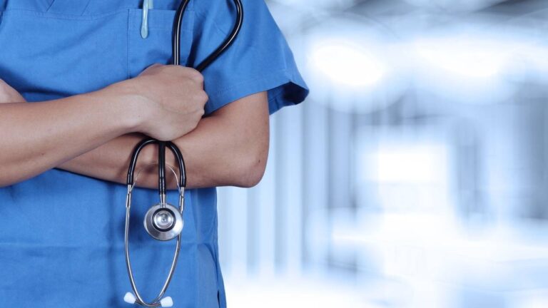 Hoe je torenhoge medische kosten tijdens je vakantie kunt vermijden. Hoe je torenhoge medische kosten tijdens je vakantie kunt vermijden.