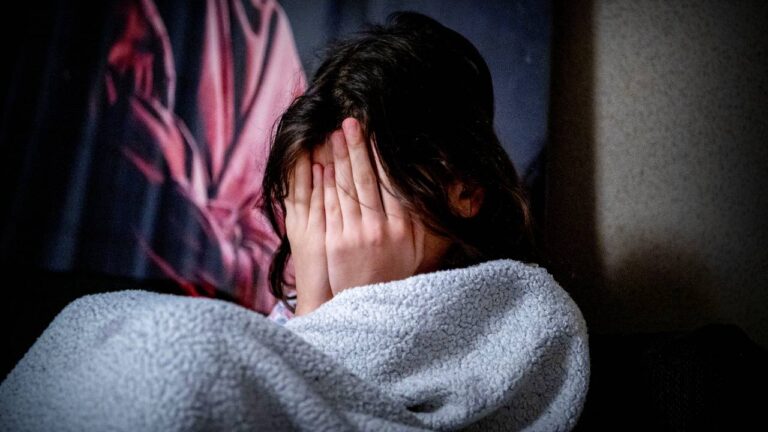 Lotfi mishandelt zijn vrouw en dooft sigaretten op haar, eis: een jaar gevangenisstraf.