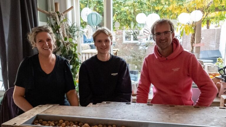 Paul (52) en Iris (49) namen drie pleegkinderen op in hun al drukke gezin