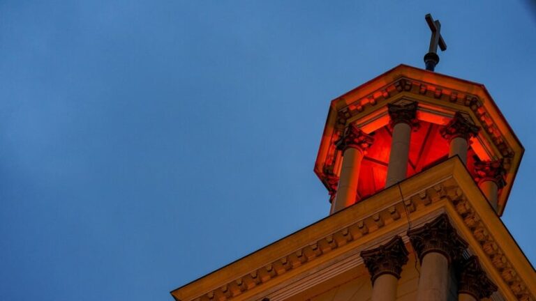 Vanavond rood licht op Laurentiuskerk en Antoniuskathedraal: Dit is de reden