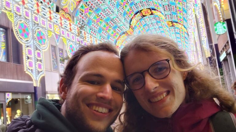 herschrijf de title in andere woorden: Kjell en Fleur werden smoorverliefd tijdens GLOW: 'Daar sloeg de vonk over'