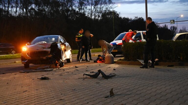Scootmobiel en auto botsen hard, één gewonde naar het ziekenhuis