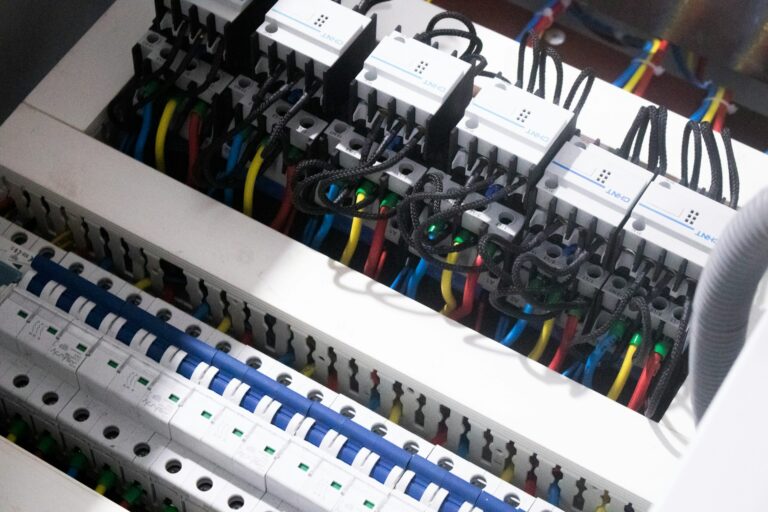Waarom regelmatige controle van elektrische installaties belangrijk is