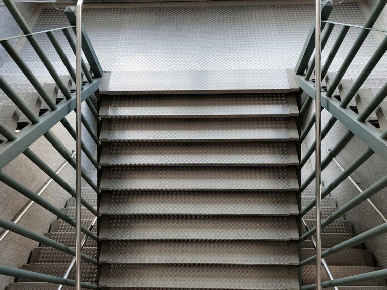 Waarom kiezen voor een stalen buitentrap op maat?